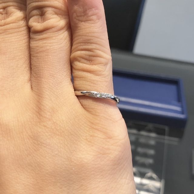 少しねじったデザインで、どちらかといえば細身のデザインです。