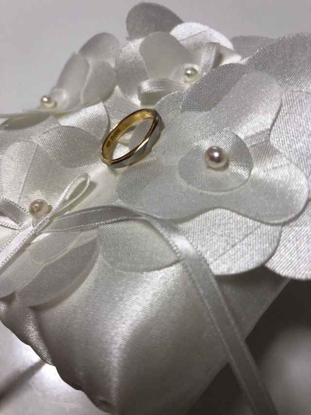 内側はゴールド、外側シルバー。ナナメ斜線デザイン。