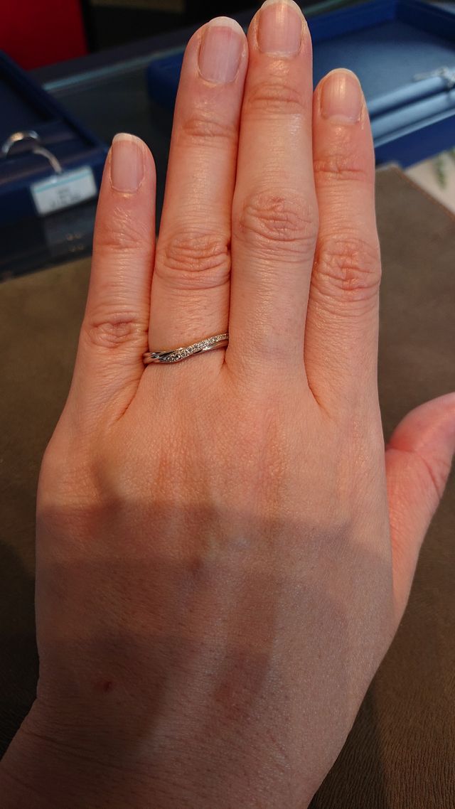 指が細く見えるデザインです