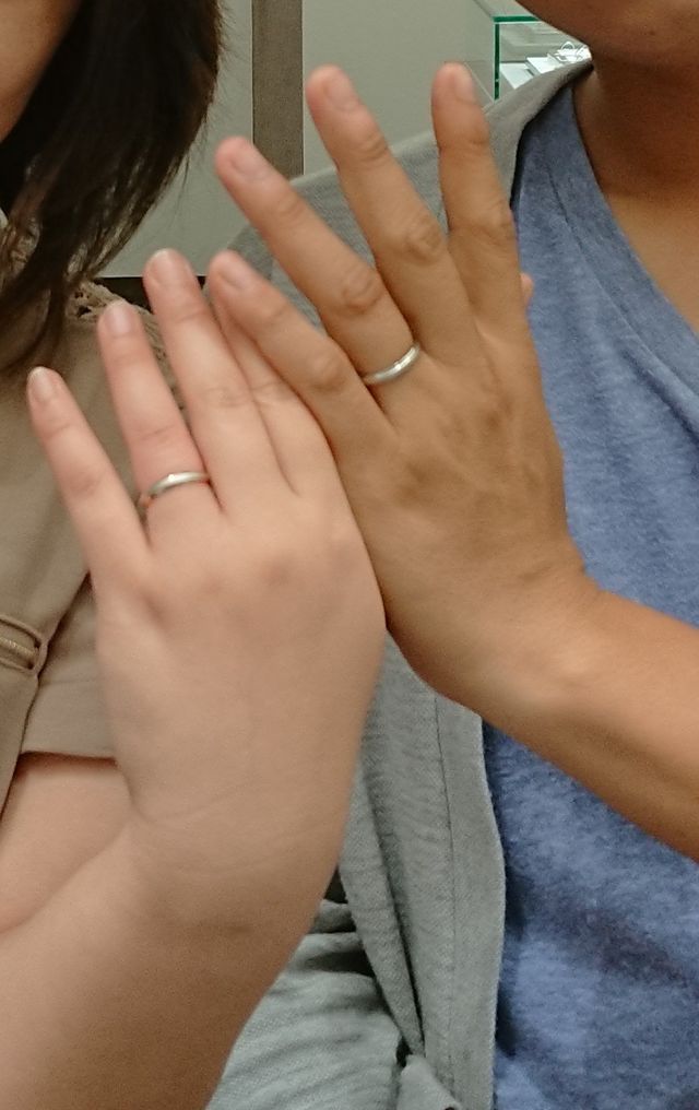 夫はシルバー、妻はピンクゴールドのペアリングです。