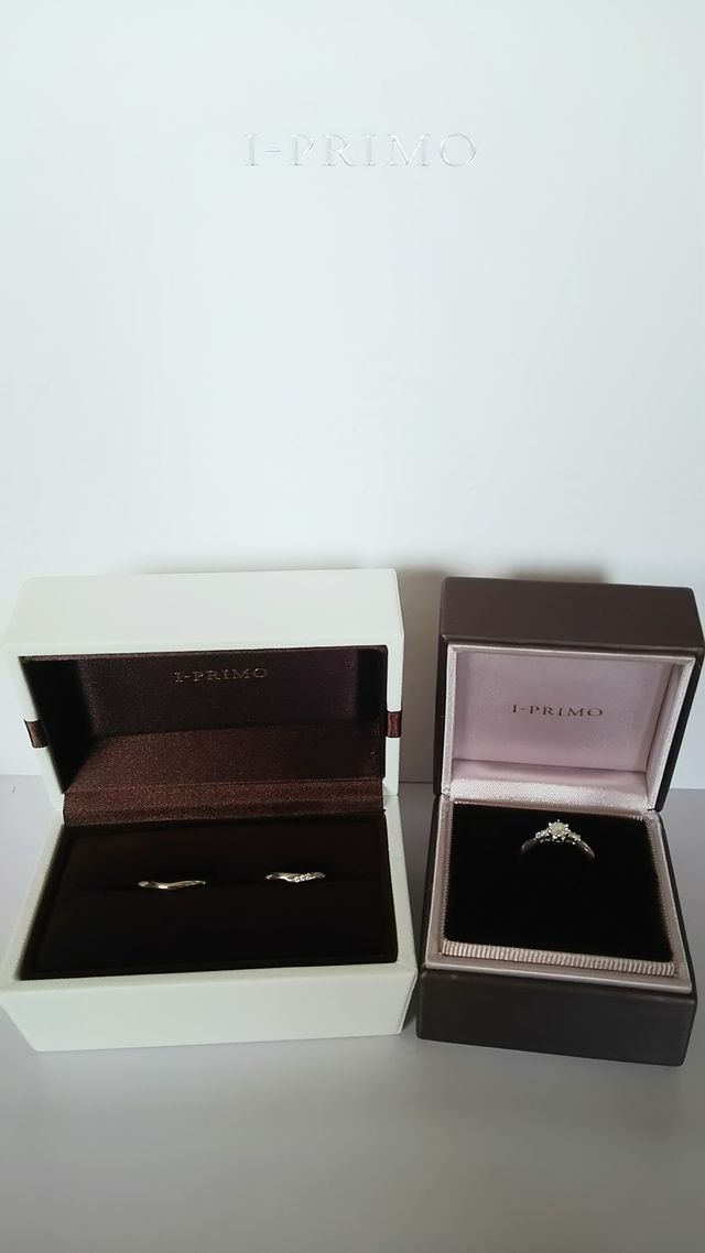 左が結婚する指輪
右が婚約指輪です