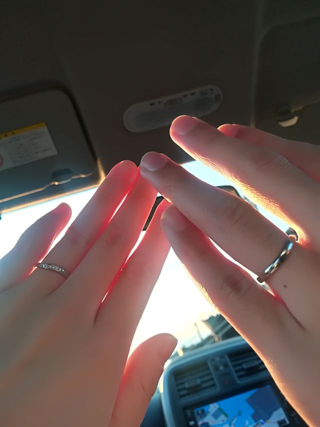 なめらかなウェーブの指輪で、細めの指にも馴染みます。