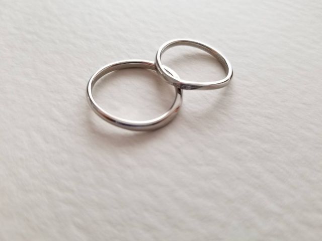 私のは曲線的なデザインで真ん中にダイヤが入ったタイプです。