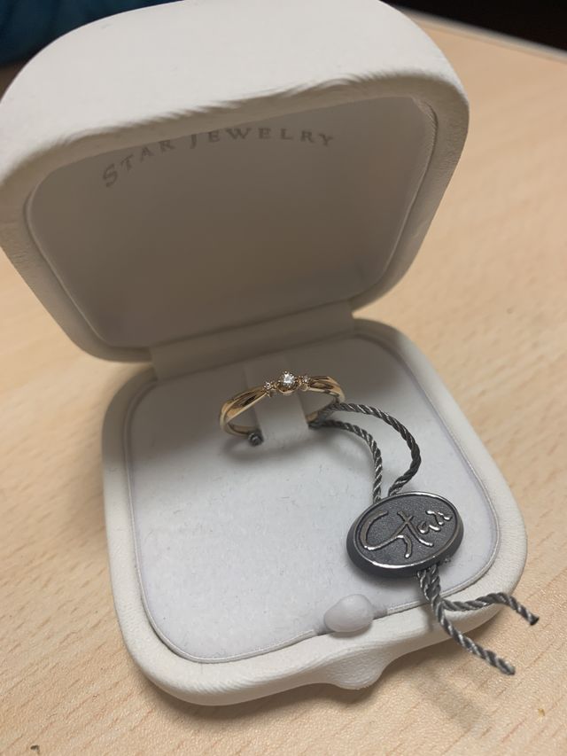 結婚指輪を付けている今もこの状態で部屋に飾っています。