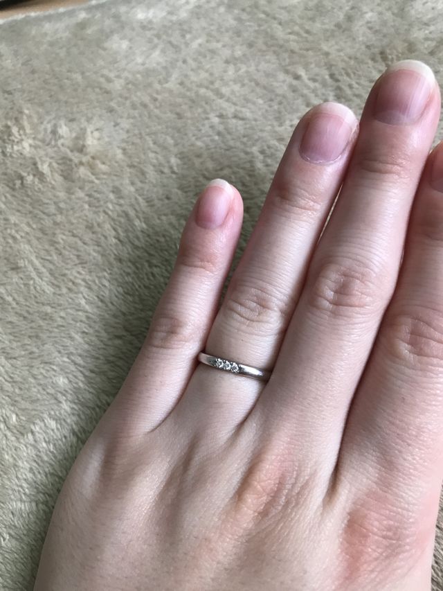 指輪をつけている写真