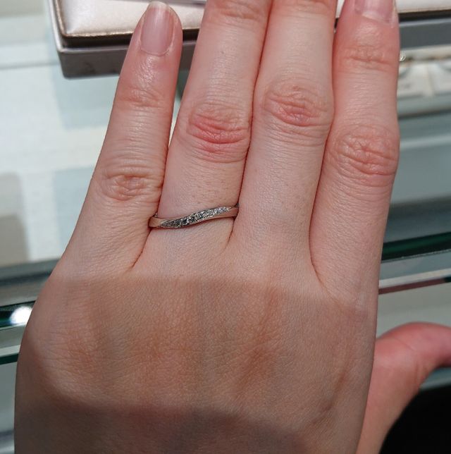 左右に流れるようなデザインです