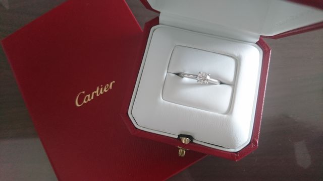 シンプルなデザインの一粒ダイヤです、リング部分はやや細めです