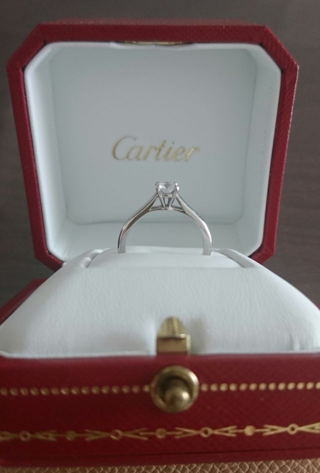 ダイアモンドはカテドラルセッティングで4つ爪で止めています。