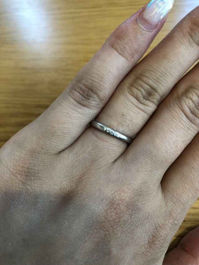 存在感のあるダイヤと綺麗なシルエットの指輪です。