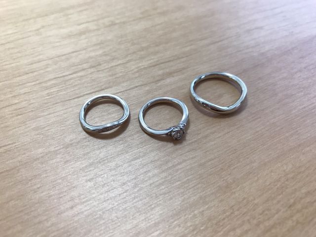 真ん中が婚約指輪で、両サイドが結婚指輪です。