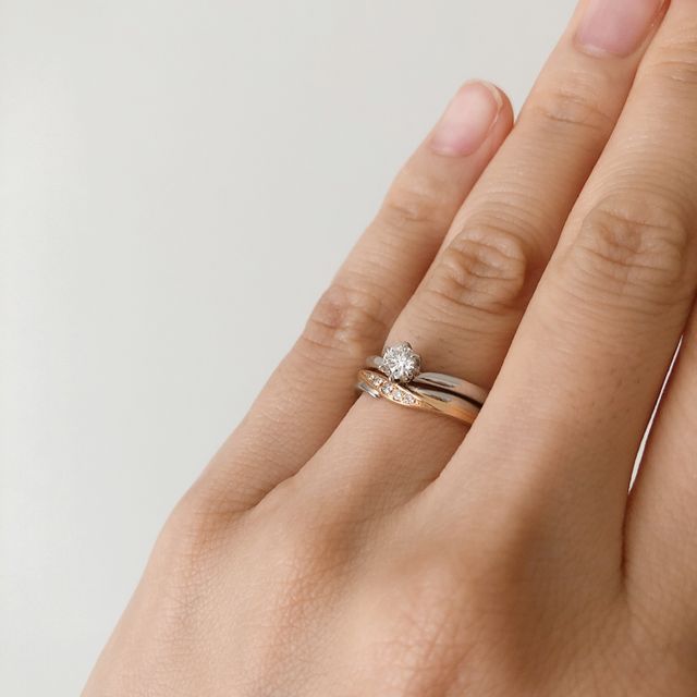 結婚指輪と同じV字形なのでセットリングのようにできます