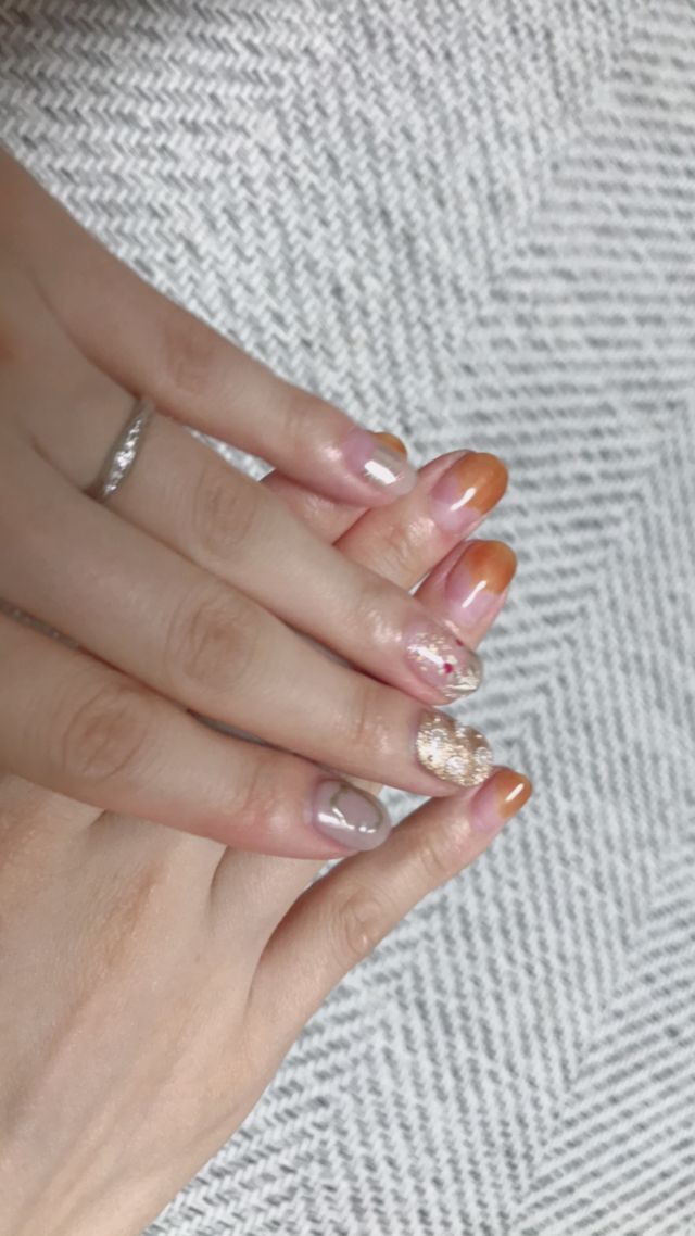 関節が太いため、綺麗に指が見える斜めのデザインにしました。