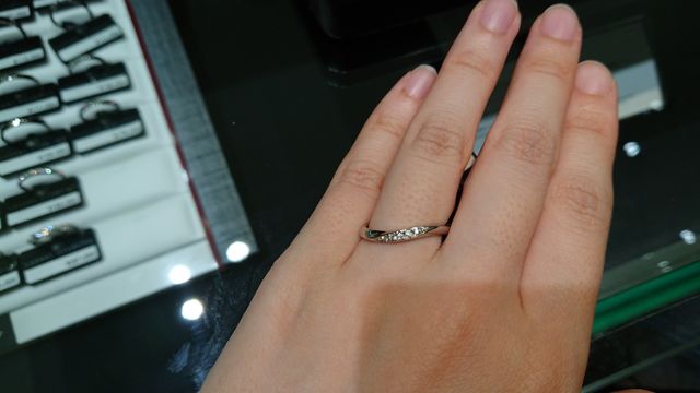 ゆるやかにひねりがあるデザイン