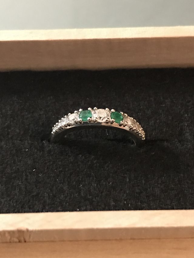 古いダイヤの指輪をリフォームしエメラルドを入れて作った指輪
