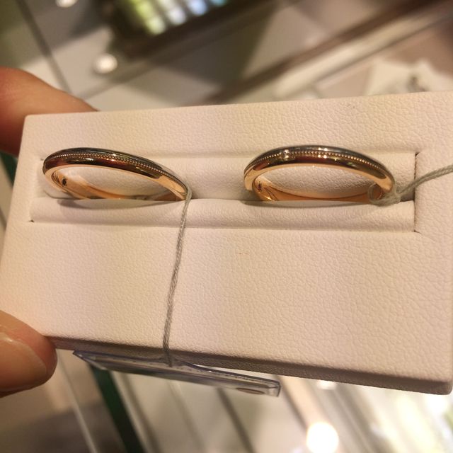 ミル打ちがされていてシンプルですが、スタイリッシュなデザイン