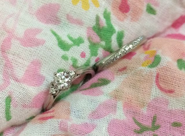 婚約指輪とともに。