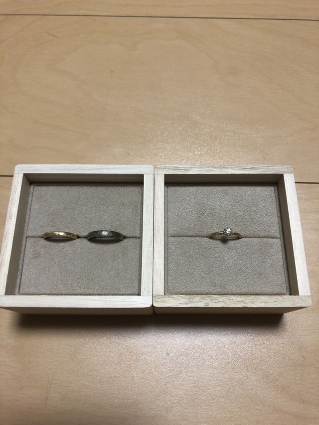 左の箱:結婚指輪
右の箱:婚約指輪