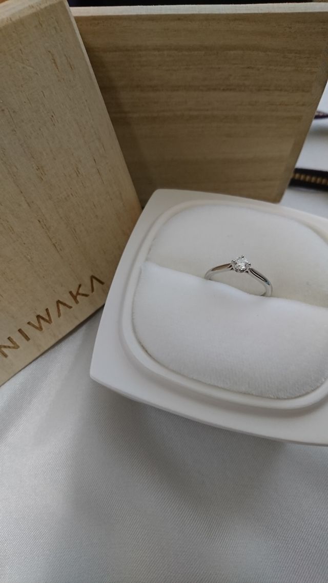 睡蓮のデザインです。木箱もとてもかわいいです。