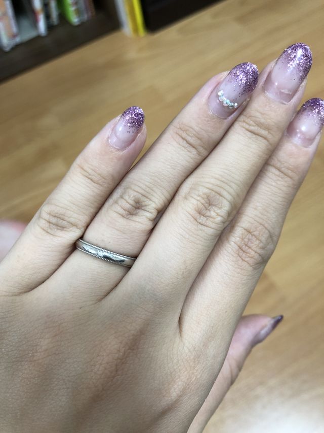 女性用のものです。ミル打ち、真ん中にプチダイアモンドです。