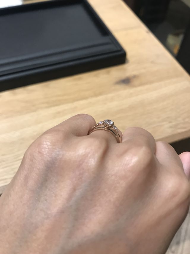 横から見るとすかしのデザインになっていてお気に入りです。