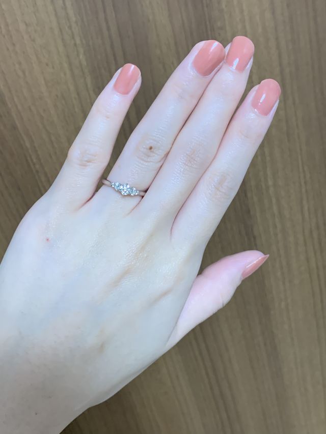 ダイヤモンドが中央と左右についていて可愛いです。