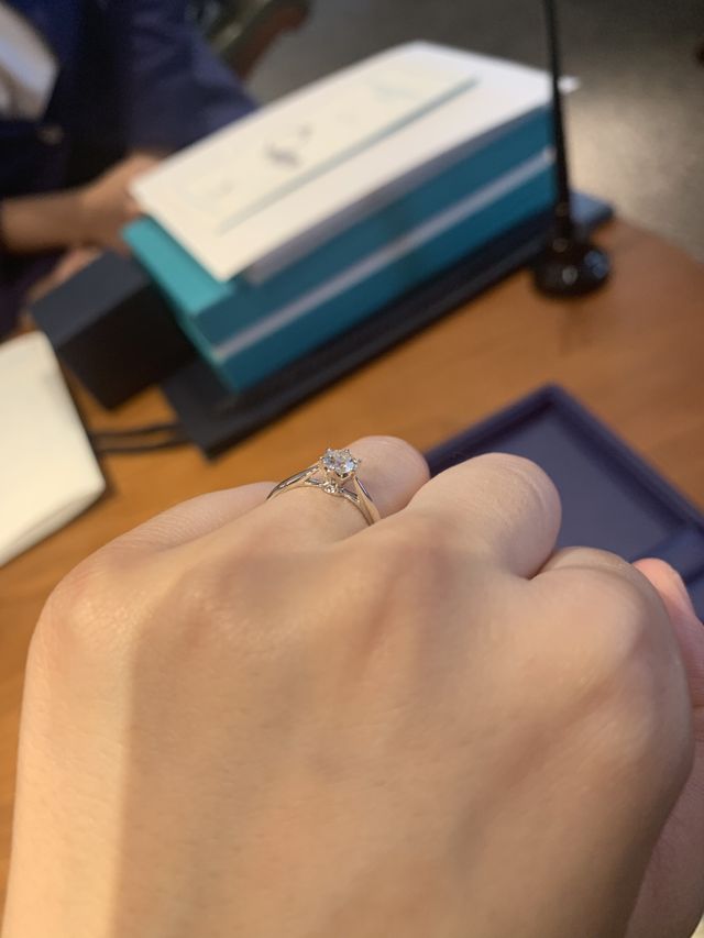 購入直後で指輪を付けている写真です