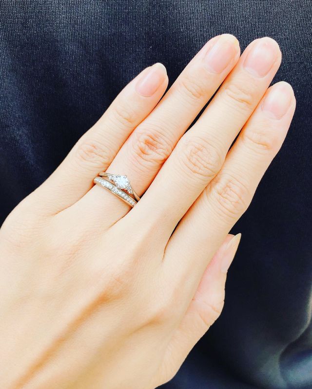 結婚指輪は下につけているアプローズ、婚約指輪はローズランド。