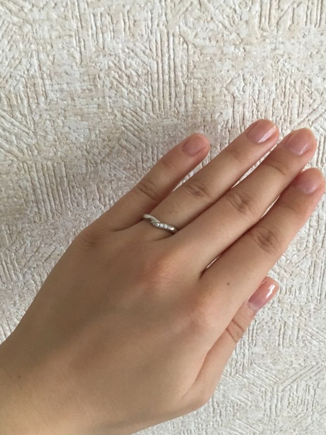 手を取り合い支え合う姿のモチーフ