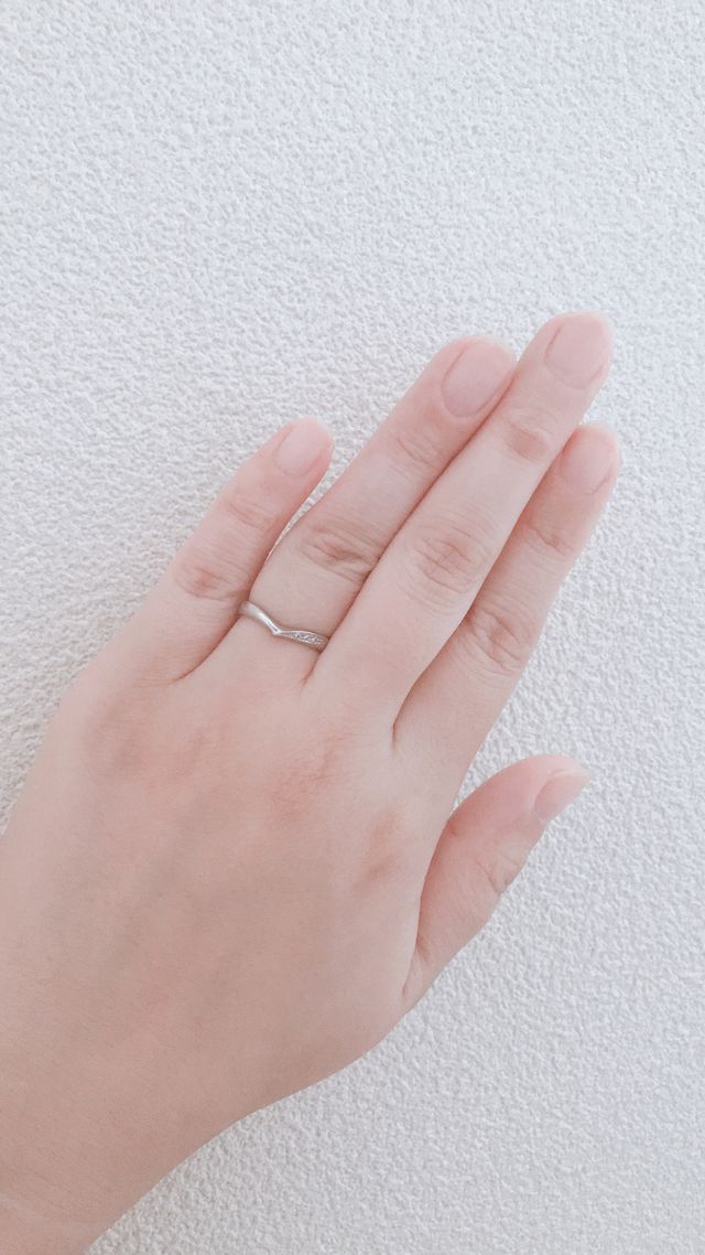 婚約指輪と重ね付けしやすいデザインを選びました
