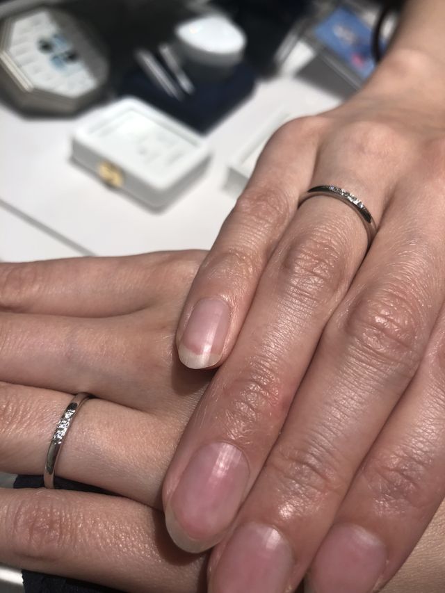 ダイヤモンド1石のものと3石のものをつけ比べしました。