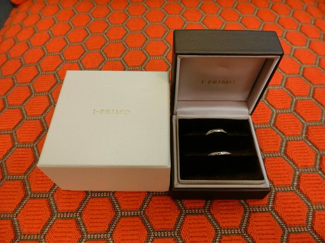 少しウェーブになっていて指をスッキリ見せてくれる。