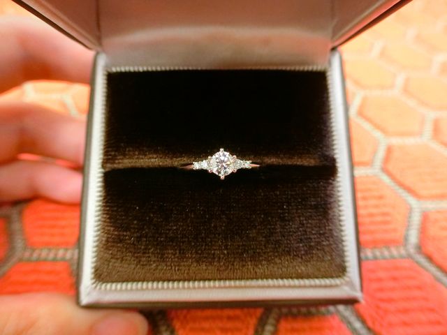 センターにダイヤ、左右にも2石ずつあり普段使いにもぴったり。