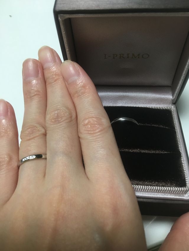 ダイヤの輝きが凄くてBOXでは上手く撮れず指にはめてみました