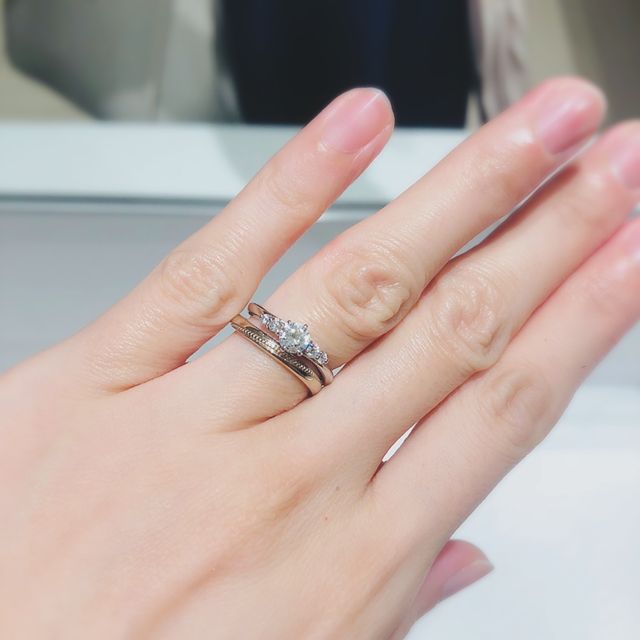 結婚指輪もオーダーして、婚約指輪とウェーブを揃えて。