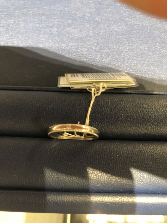 「永遠」の意味を持つミル打ちのストレートリングです。