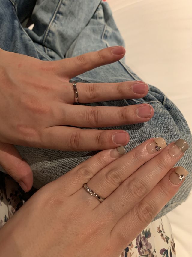 並んでペアで付けると、形やデザインが同じだと分かります。