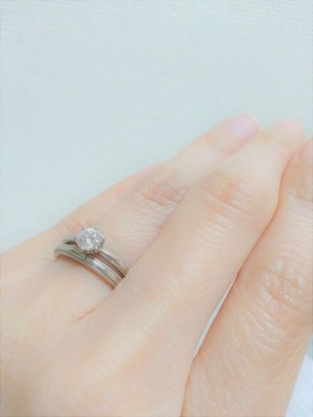 婚約指輪(2㎜幅）と結婚指輪(0.3ct)の重ね付けです。