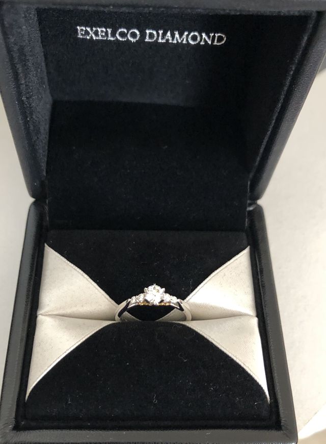 大きいダイヤモンドと小さいがバランスよく付いていました。