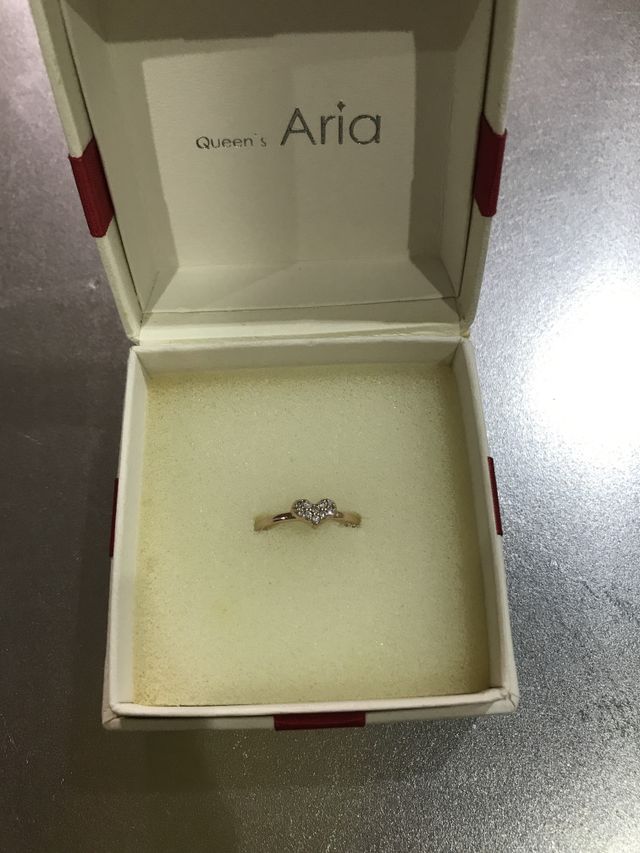 ピンクゴールドでハートがついた可愛いリングです。