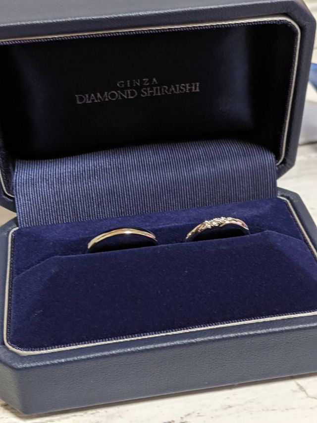 ペアのものではないですが、似たようなデザインです。