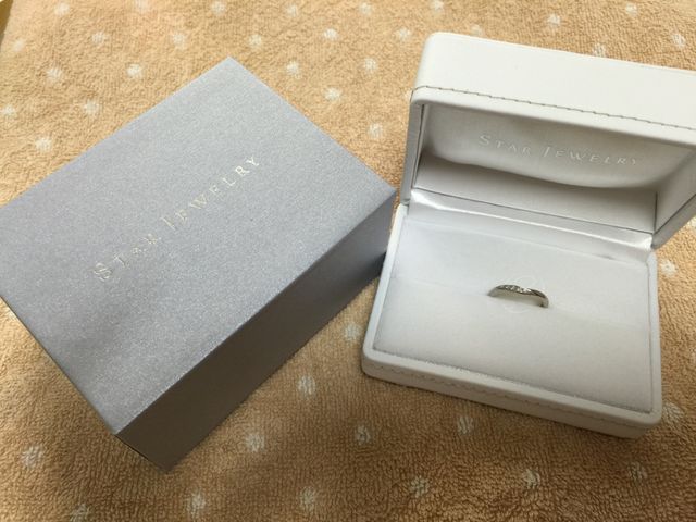 シルバーのケースに入っています