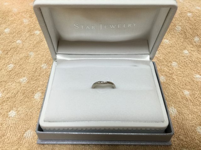 ダイヤが5つ入ったデザインです