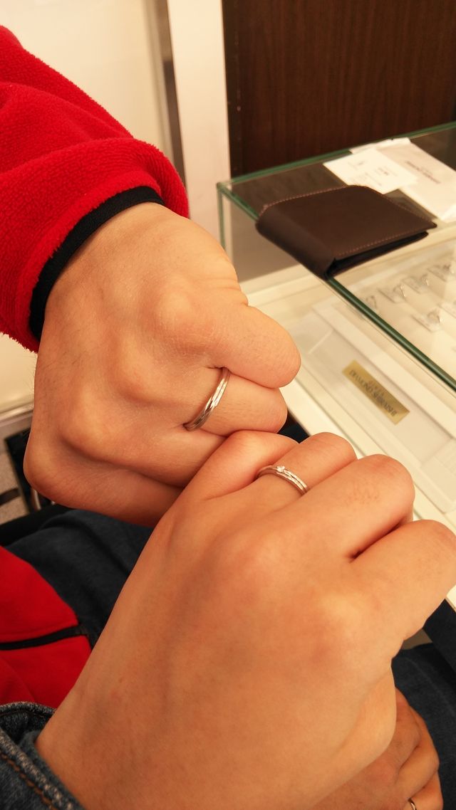 手を繋いだようなリングのデザインが気に入り、購入に至りました