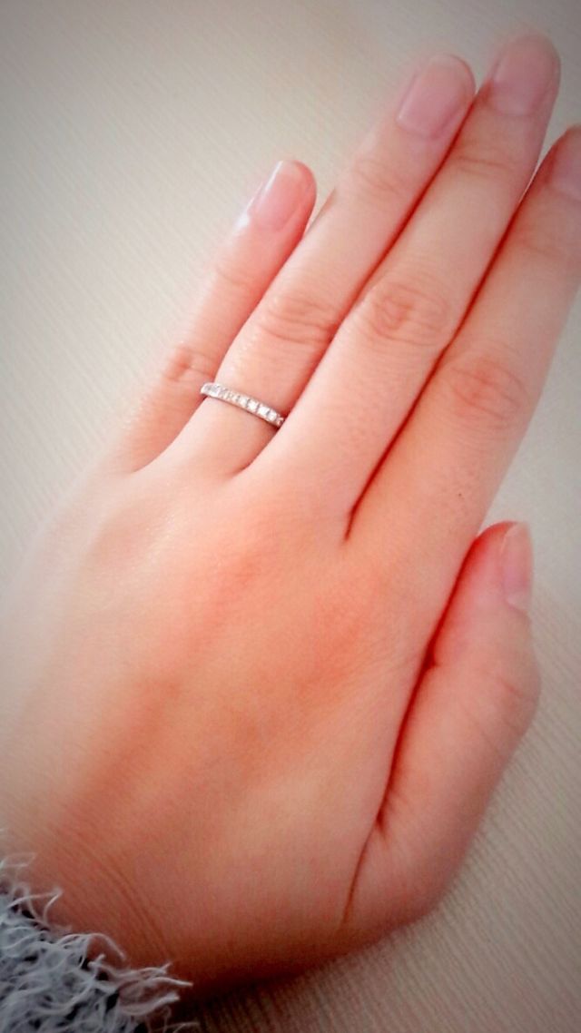 小さなダイヤが半周ほど並んでいます。