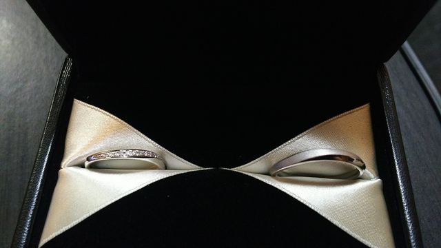 左が女性、右が男性。
ダイヤモンドの輝きはやはり素晴らしい