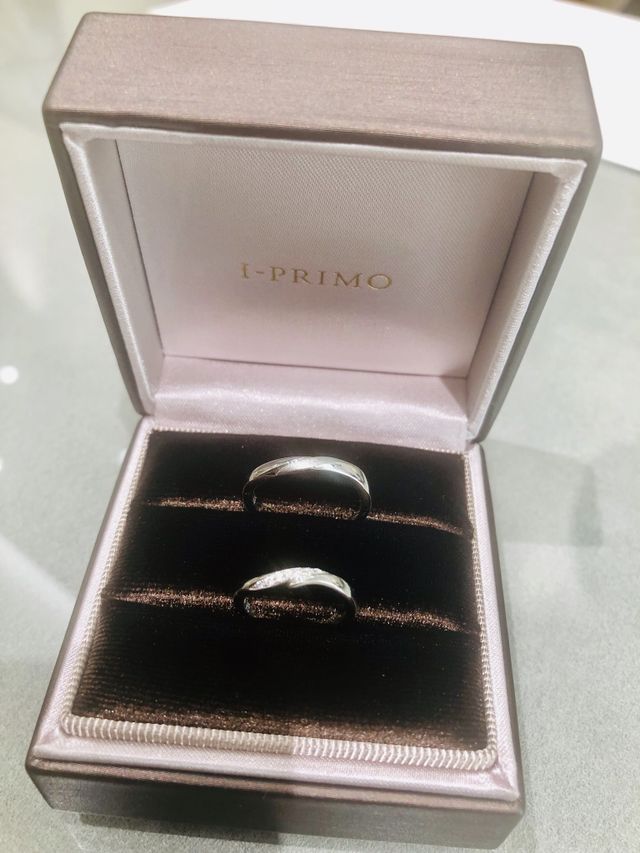 北斗七星を表すメレダイヤモンド、もう一方は秘密の北極星の指輪