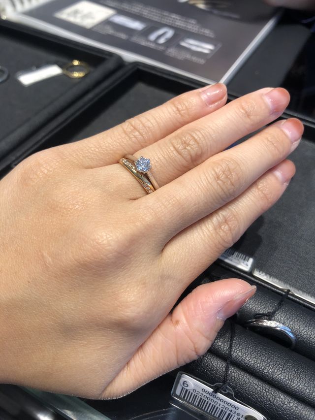 エバーアフターとゆう婚約指輪です。