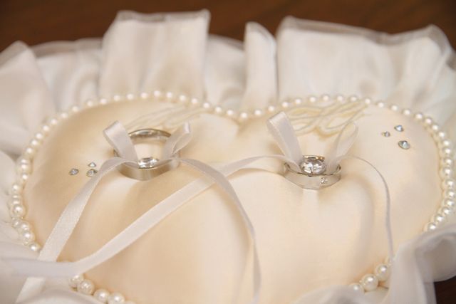 結婚式当日のリングピローにのせた写真です。