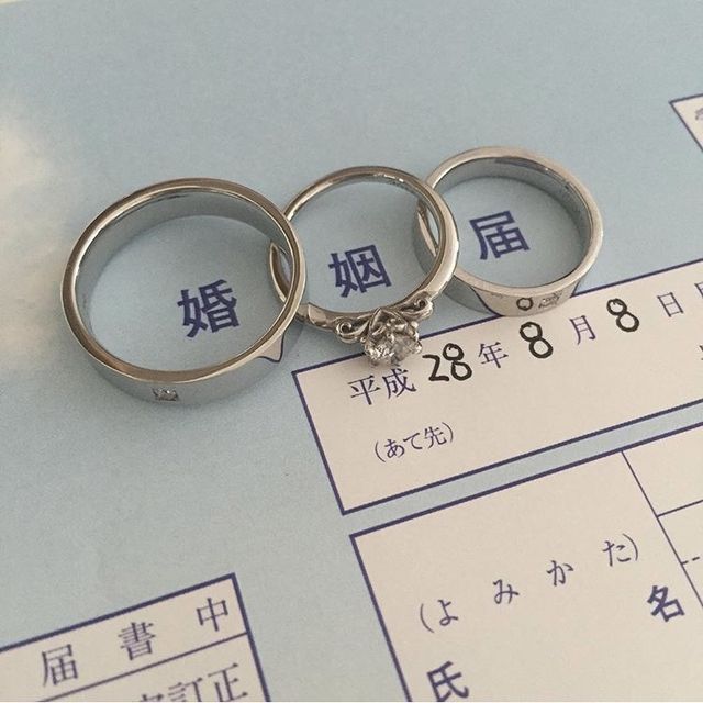 婚姻届と一緒に記念に撮影しました。