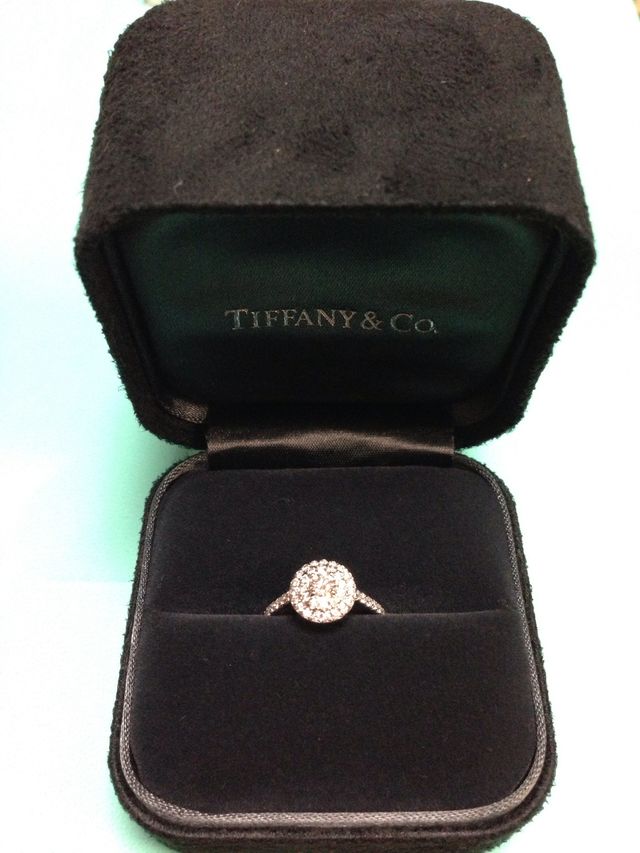 リングの部分にもダイヤが入っています。